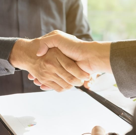analista de licitação e cliente de cumprimentando-se com um aperto de mãos