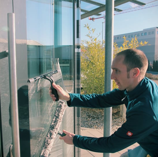 Eine professionelle Fensterreinigung wird durchgeführt. 