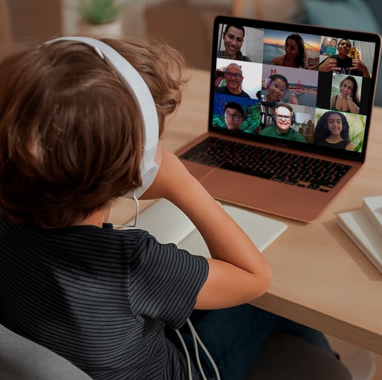 Aluno participando de aula online de inglês na Metropolis Idiomas — mais de 5.000 alunos formados e