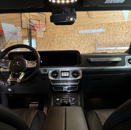 Mercedes G klasės automobilio prietaisų skydelis ir vairas po salono valymo – švarus ir blizgantis 