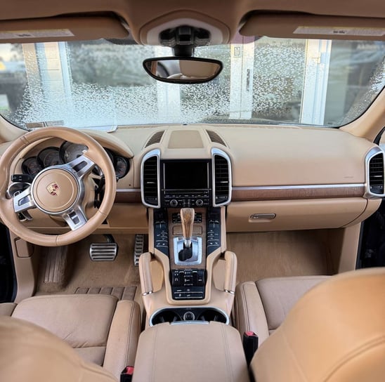 automobilio prietaisų skydelis su vairu ir prietaisų skydeliu su puikiai išvalytu salonu