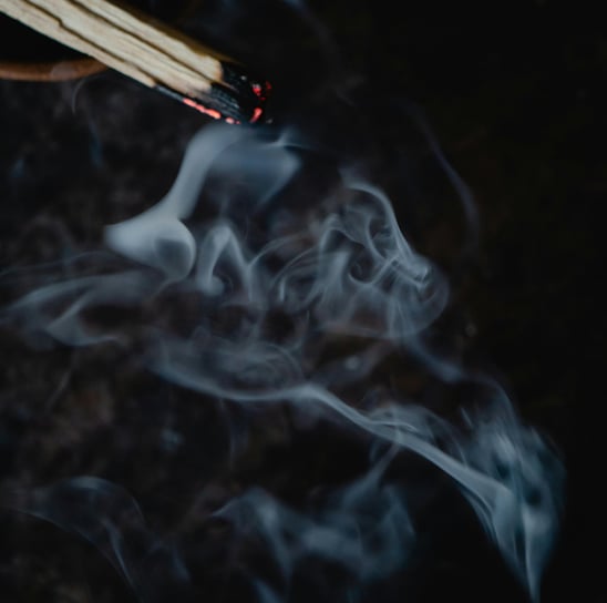 comment brûler le Palo Santo