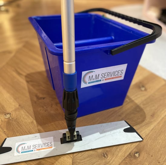 Seau bleu et serpillère de M & M Services Pro, outils de nettoyage professionnels à Rouen