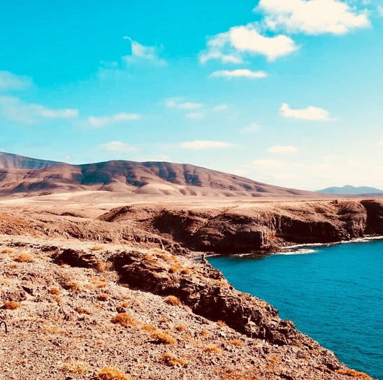 una scogliera al mare 