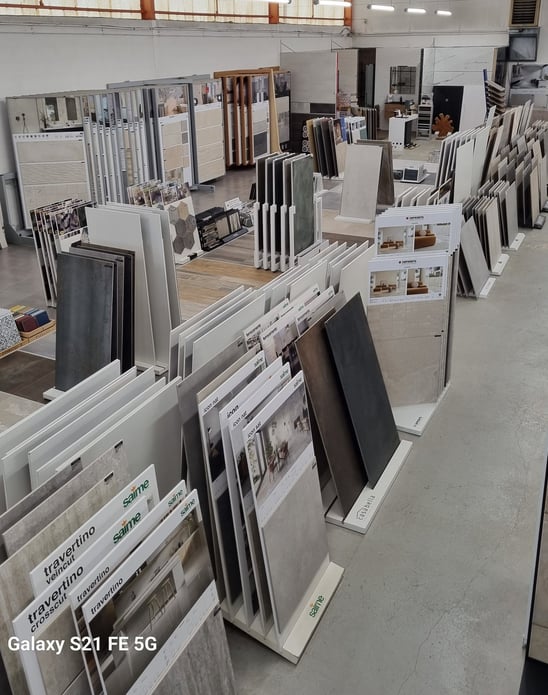 Vue élargie du showroom de Géant Carrelage. On peut apprécier un très grand nombre de références
