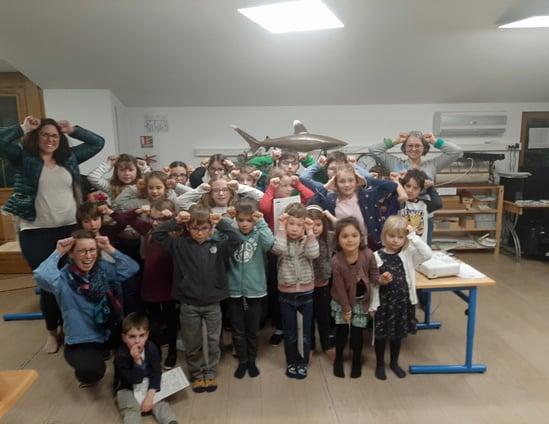 Des enfants qui font le geste du requin marteau