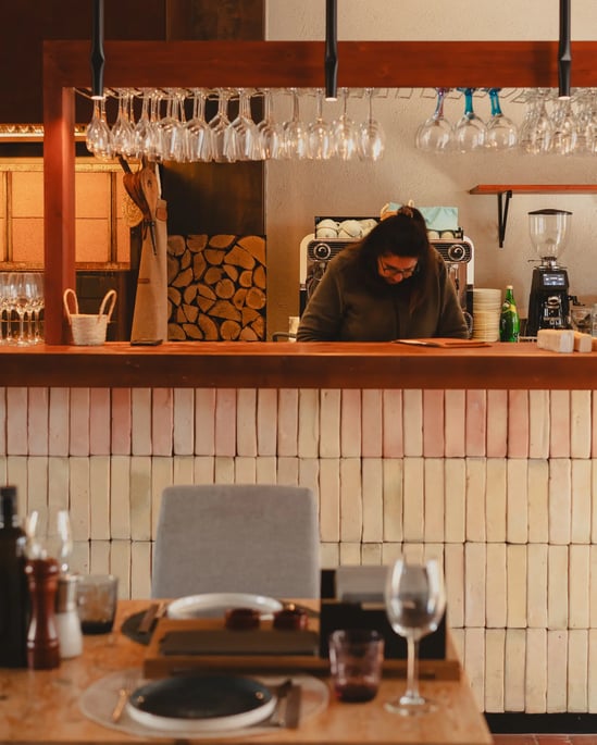 Barra de el Restaurante Es Mestral en ses salines, con barbara enfrentre colocando cosas