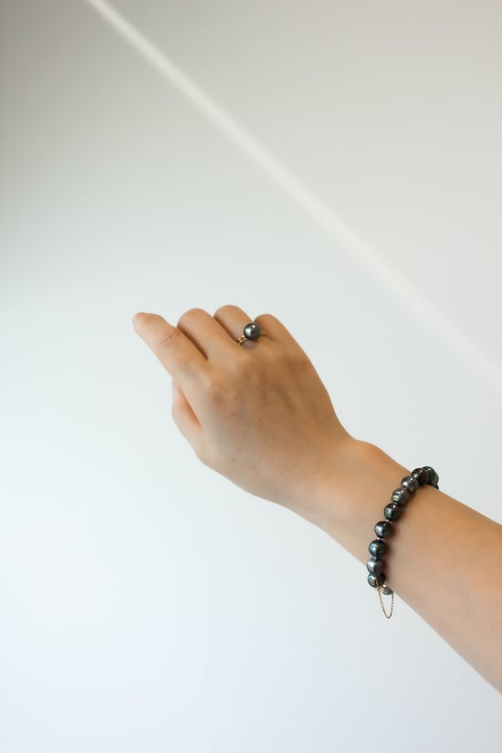 Photo bijoux d'un bracelet et d'une bague portés 