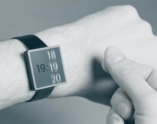 une main cherche à modifier l'heure du montre à distance par contrôle du mouvement.