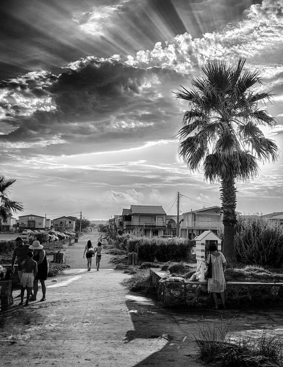 Photo d'art en noir et blanc d'un retour de plage a Gruissan