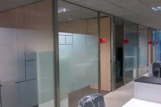Mamparas divisorias para oficinas en cristal laminar, divisiones interiores con módulos en melamina