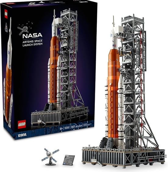 Vista laterale del modello LEGO NASA Artemis Space Launch System, che riproduce il razzo spaziale in