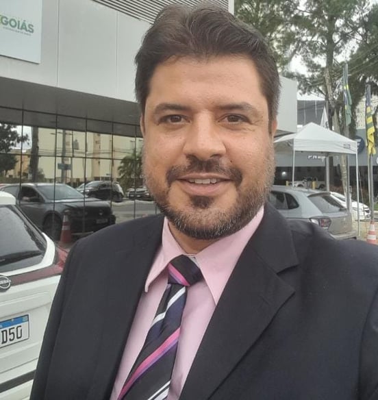 Dr Lando Bonatti Tel: 62 992156610 Advogado especialista em direito civil.