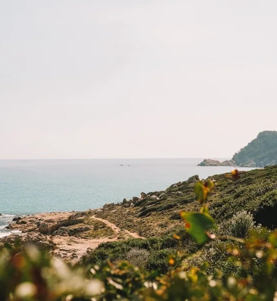 randonnée près de la mer en région PACA