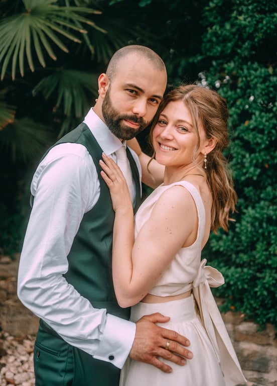 séance photo de couple engagement sur un domaine de mariage à Bourg-en-Bresse
