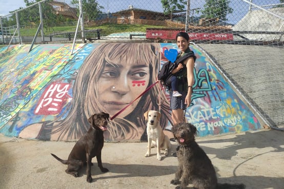 Haciendo un pet sit en Phuket. En la foto salimos con Mily, Boo-Boo y Yogi en Blue Tree