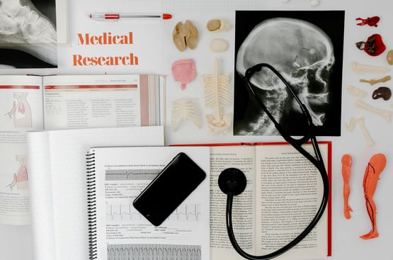 un livre médical avec un stéthoscope dessus et un smartphone