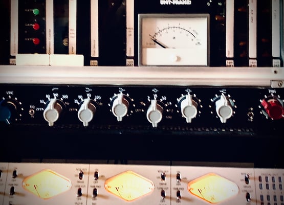 Vintage audio gear, analog mixing, EMT 277 DX, Neve 1073, Universal Audio 4-710D, hybrid recording