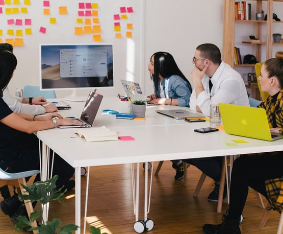 Une équipe de personnes travaillant dans un bureau