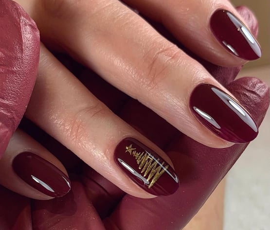 Uñas de navidad con diseño de árbol minimalista