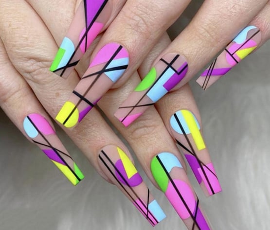 Uñas neón geométricas