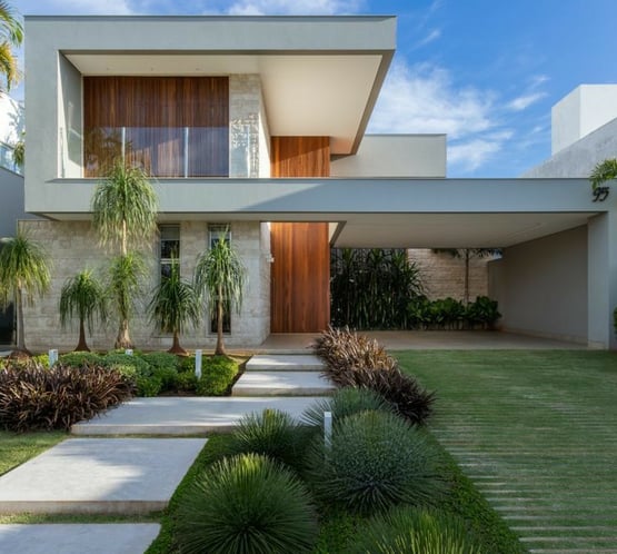 Casa com jardim elegante e verde na frente