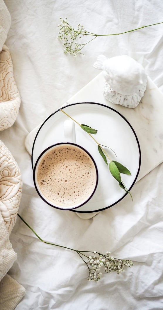 Un café dans une coupelle blanche, un moment de calme