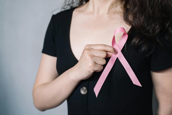 woman partipating to jihane laraichi's cancer healing membership