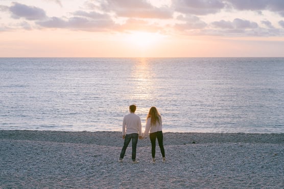 Couple engagement session at the beach in Normandy