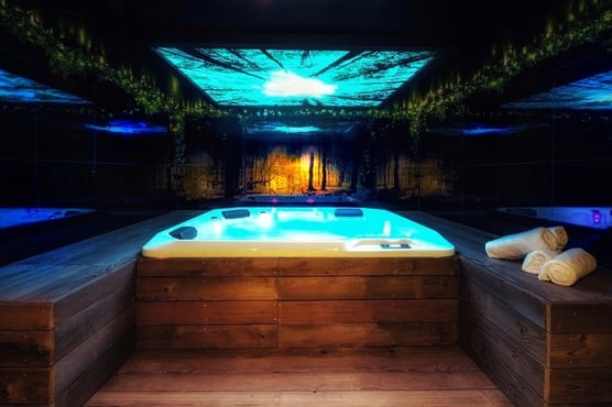 Le spa jacuzzi privatif de la love room Bretagne l'expérience enchanteresse