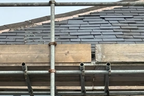 This is the roof on 30/04/2024. Still unfinished. Billy Haugh has offered no explanation.