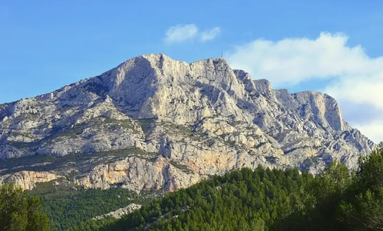 Montagne Saine-Victoire avec un éclairage matinal