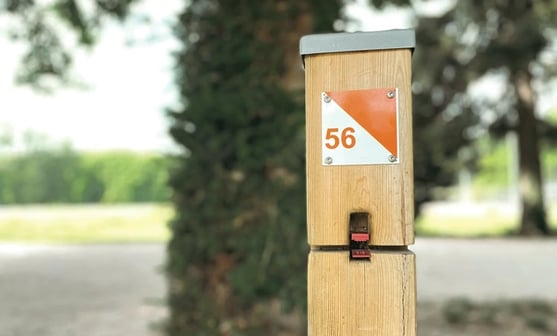 balise dans un parc pour une course d'orientation à Montpellier