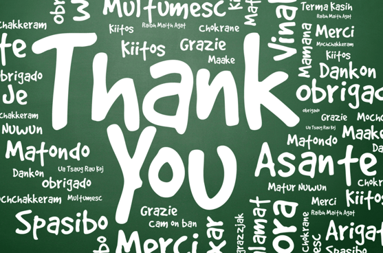Grüne Tafel mit Thank you in vielen Sprachen.