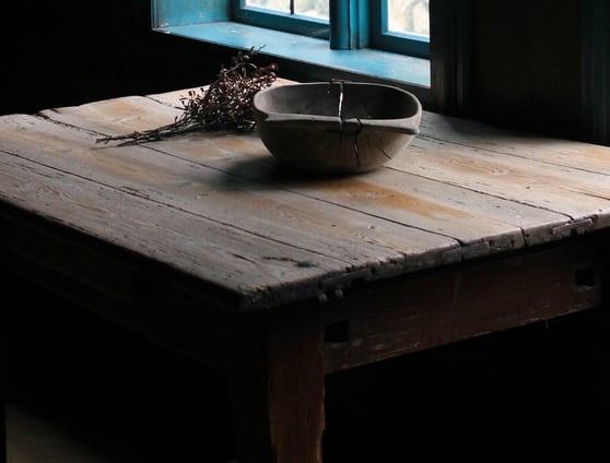 Table en bois brut poncée 