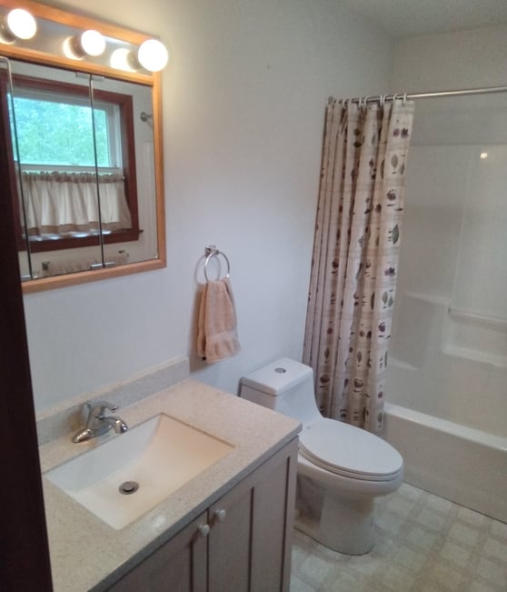 second floor full bathroom