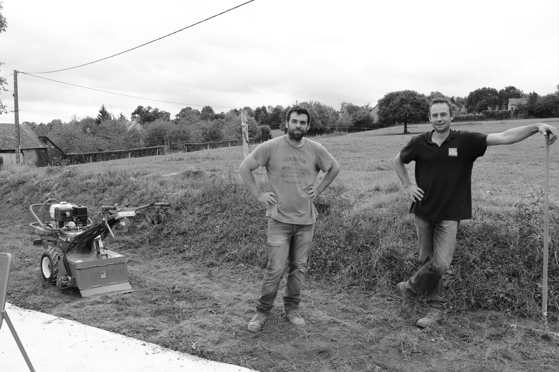 Paysagistes AJ Paysagiste sur un chantier d’aménagement extérieur dans le Sud-Manche