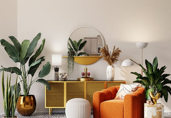 un salon avec fauteuil orange, miroir et plantes vertes