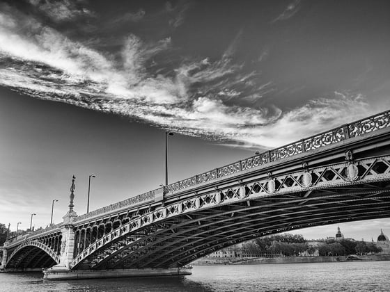 Photo d'art en noir et blanc du pont de l'université a lyon