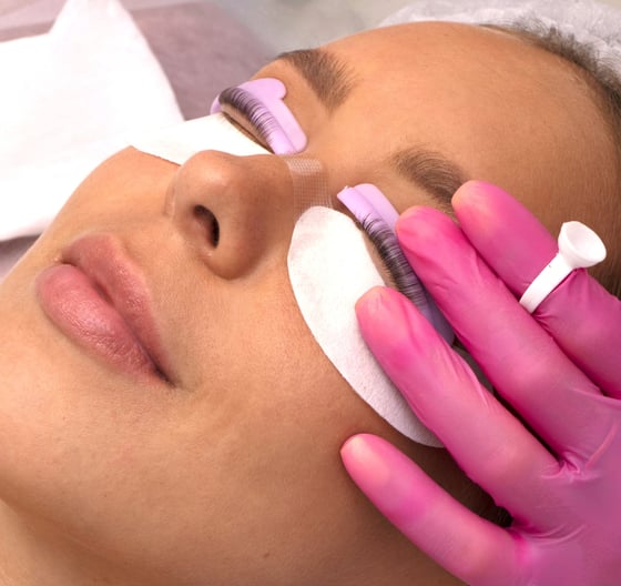 Oferta exclusiva de Lash Lifting Botox + Diseño y Depilación de Cejas en Marilyn Studio.¡Llama ahora