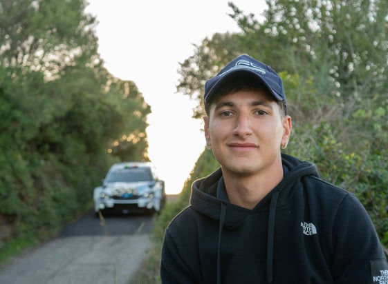 Giuseppe Cao con macchina da rally e videocamera