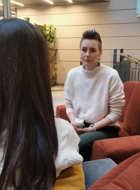 dvi moterys kalbasi restorane, flow koačingas moterims, su kava, psichoterapija, koučingas