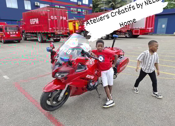 un enfant de l'atelier créatif devant une moto du GSPM