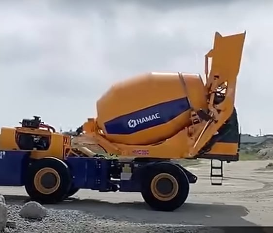 A automatic reloadable, mobile concrete mixer