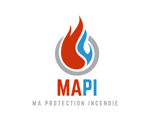Le camion rouge avec le logo MAPI sur la porte arrière qui roule dans une ville de nuit avec lumière