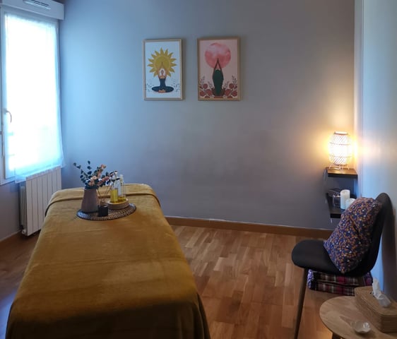Salle de massage avec décoration poster bougies lumière tamisée