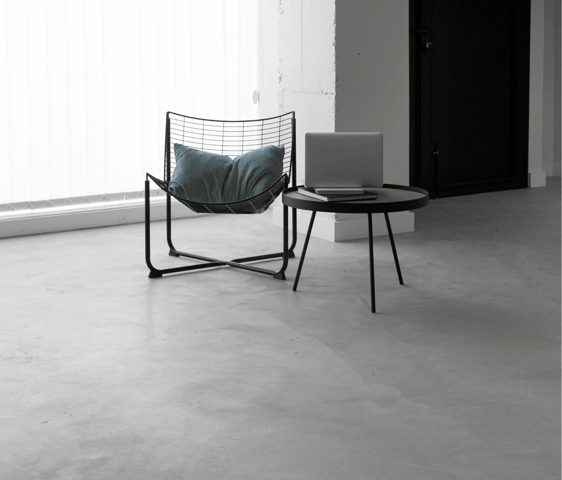 salón con piso de microcemento
