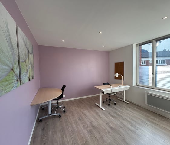 Bureau au premier étage équipé avec mobilier et une grande fenêtre