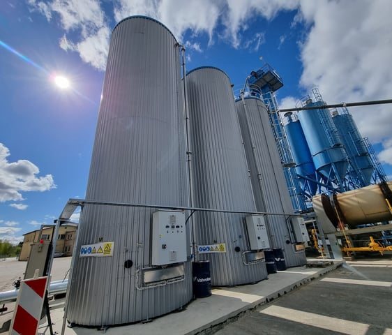 Bitumen tanks with electrical heating