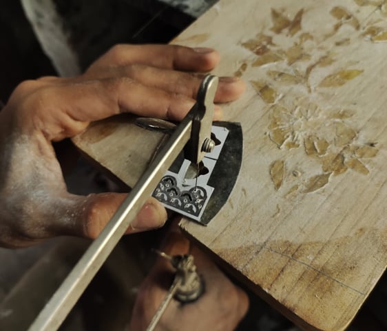 proses produksi concha menggunakan handsaw dalam memotong kulit kerang mutiara